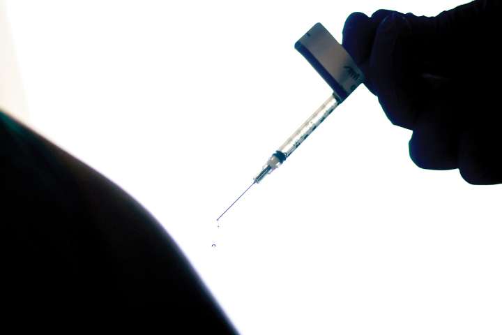 Los CDC dejan de recomendar las vacunas contra la COVID-19 y dejan la decisión en manos de los pacientes
