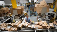 Tensión en el sector de la paquetería ante un 'Black Friday' de récord: "Será una locura, el trabajo se multiplica por dos"