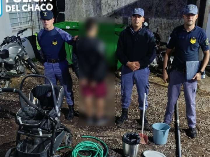 Fue captado por las cámaras mientras intentaba ingresar a vehículos y locales