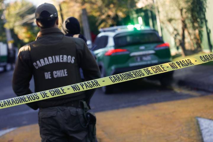 Banda de mujeres protagonizan violento asalto a farmacia en Vitacura: mordieron a guardia en su huida