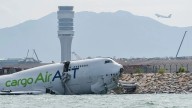 Un avión se sale de la pista en Hong Kong y choca con un coche matando a dos personas