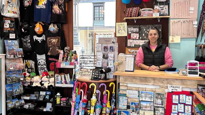 Olaya Vega, dueña de una tienda en Oviedo, sobre la subida de la cuota de autónomos: "Ya estamos mal, si los precios siguen subiendo no sé cómo lo vamos a hacer"