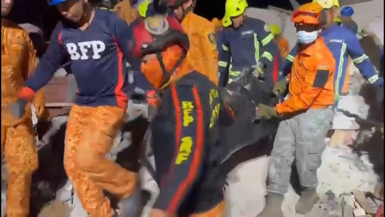 Body of mother and child recovered from collapsed buildings in Philippines