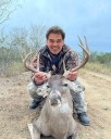 Cuestionan a “Pato” Zambrano por fotografía de caza de venado