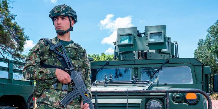 Nuevo escándalo en el Ejército Nacional: Desmantelan red de militares colombianos que vendía armas a grupos criminales