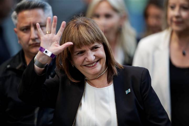 El Gobierno festeja en la sede de LLA el triunfo en las elecciones y espera que lleve tranquilidad a los mercados