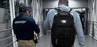 Protección a menores: extranjero devuelto por sospecha de turismo sexual en Medellín