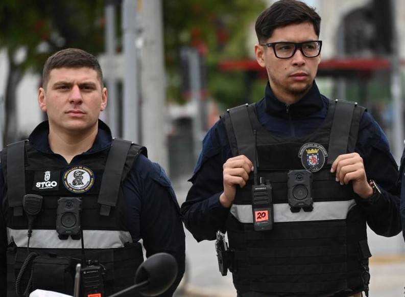 Gobierno de Santiago entrega cámaras corporales a inspectores municipales de Recoleta, Independencia y Santiago
