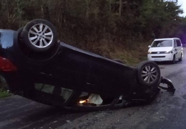 Vuelca un coche en la carretera de La Plata, en Avilés