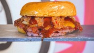 Hamburguesas negras, salsas caseras y un toque dulce: esta hamburguesería de Gran Canaria se ha convertido en el refugio favorito de los amantes del cheddar