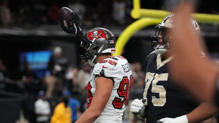Buccaneers LB Anthony Nelson’s insane pick-6 completes feat not seen since 2023