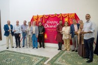 El alcalde de Benalmádena asiste al Diwali en el Templo Hindú para celebrar el ‘Festival de las Luces’