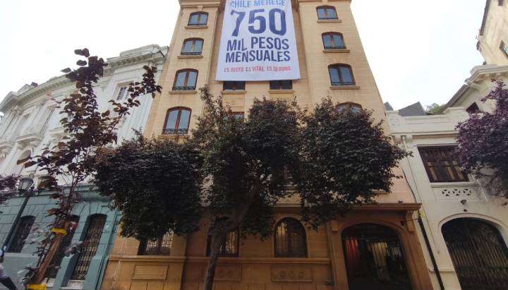 "Chile merece 750 mil pesos mensuales": Comando de Jara desplegó lienzo en su sede promoviendo propuesta de ingreso vital