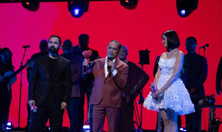 Gilberto Santa Rosa recibe reconocimiento de iHeartRadio
