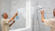 Ni vinagre ni limón: el sencillo truco de un ingeniero químico para eliminar la grasa de la mampara del baño