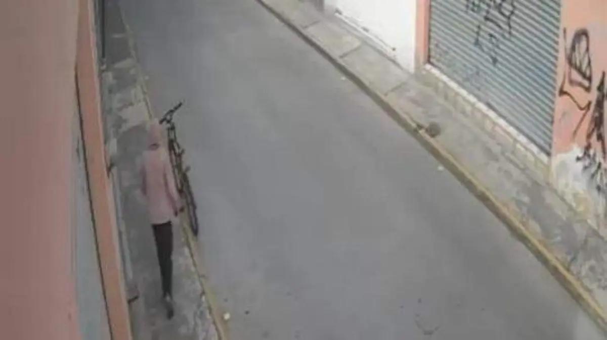 Captan en video robo de bicicleta en Chiautempan; dos jóvenes escapan tras sorprender al propietario