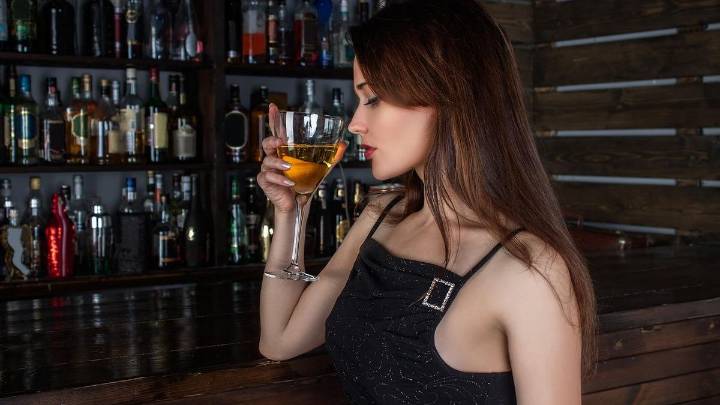 Perfil de las adicciones: el alcohol es la sustancia más consumida entre las mujeres, seguida de la cocaína