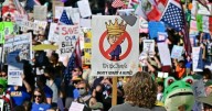 Multitudinarias protestas contra Trump en todo EE.UU