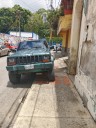 Vecinos de Vuelta del Paraíso exigen sanciones por estacionamiento indebido en aceras
