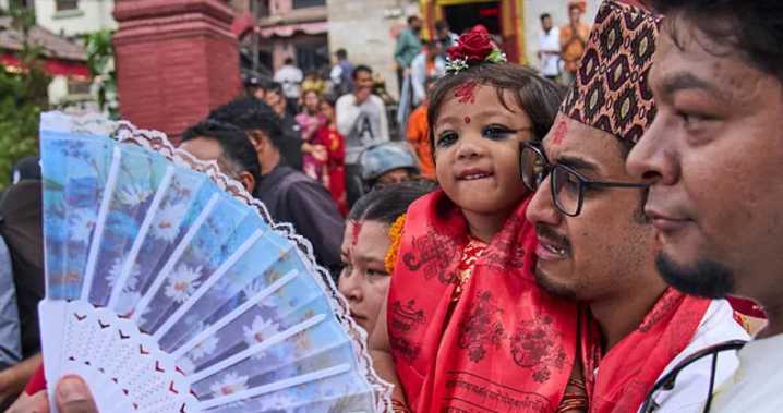 Niña de dos años fue elegida como la nueva ’Diosa viviente’ de Nepal: fue puesta en el trono
