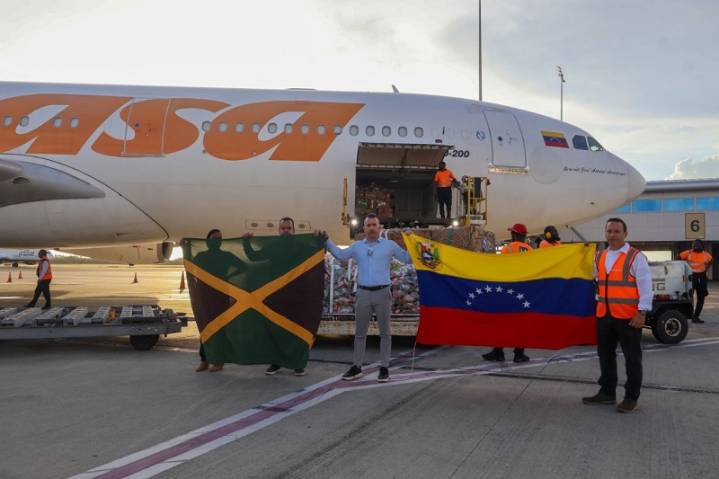 Llega ayuda venezolana a Jamaica tras estragos del huracán Melissa