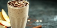 Cómo preparar un licuado de nuez y manzana para ganar masa muscular y volverse más fuerte