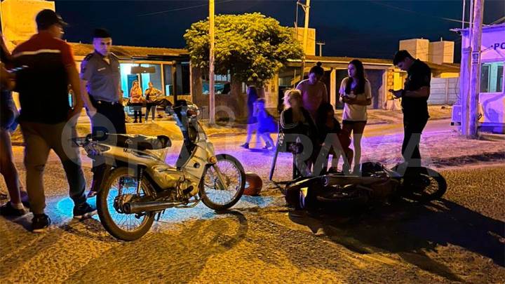 Choque entre dos motocicletas en el barrio Mama Antula de La Banda dejó heridos leves