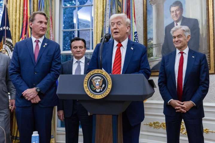 Trump asegura tener los fondos federales para pagar a tropas durante el cierre de gobierno