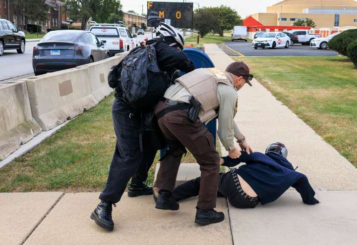 Varios centenares protestan en la sede de ICE Chicago donde permanece la Guardia Nacional