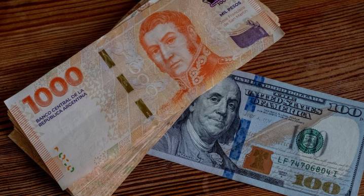 Peso argentino cae frente al dólar pese a intervención de EE.UU. en mercado de cambios