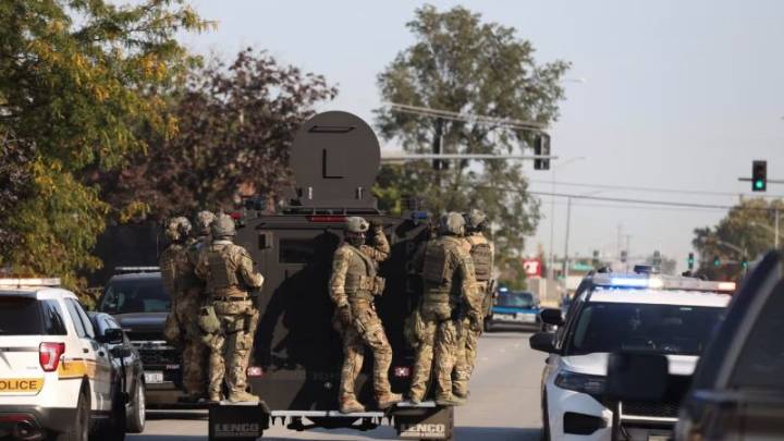 Residentes de Chicago intervienen para impedir que agentes de la Patrulla Fronteriza detengan a un hombre
