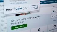 Mayoría de estadounidenses están preocupados por aumento de costos de salud, según encuesta