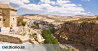 El pueblo andaluz de origen romano-árabe que cuenta con un balneario natural de baños termales