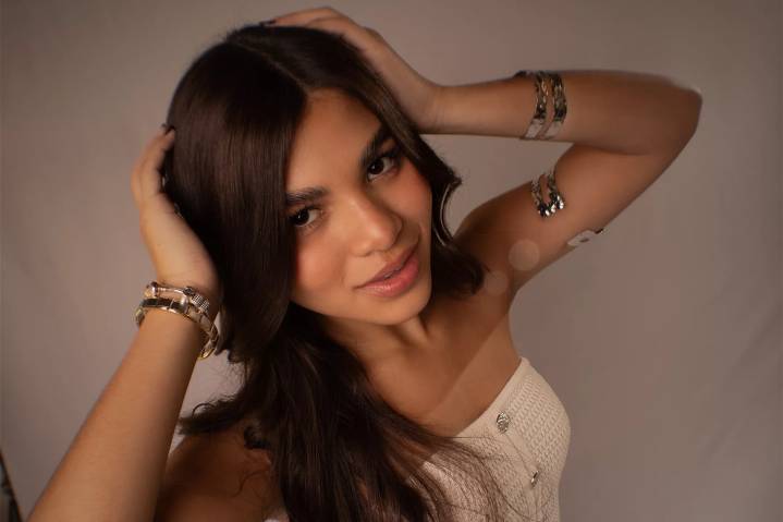 SarahMusicah lanza su primer álbum de estudio: “así debo sentirme???”