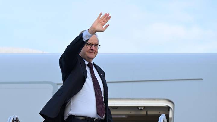 Plane bringing Anthony Albanese home from US makes unplanned landing in Missouri