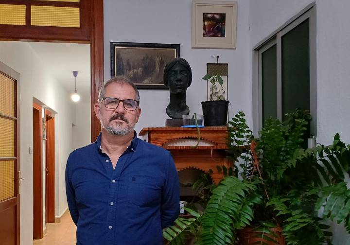 «La crónica es el espejo donde Alonso Quesada refleja la modernidad insular»