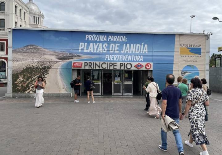Las playas de Jandía viajan en metro, guagua y 50 taxis de Madrid