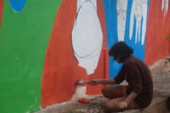 Un mural con mamás y papás con sus bebés a upa y un mensaje de apoyo a la salud pública, en la Residencia de Madres  