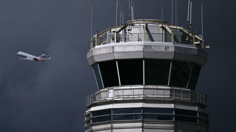 Atrasos y falta de personal en importantes aeropuertos de EE.UU. debido al cierre de gobierno