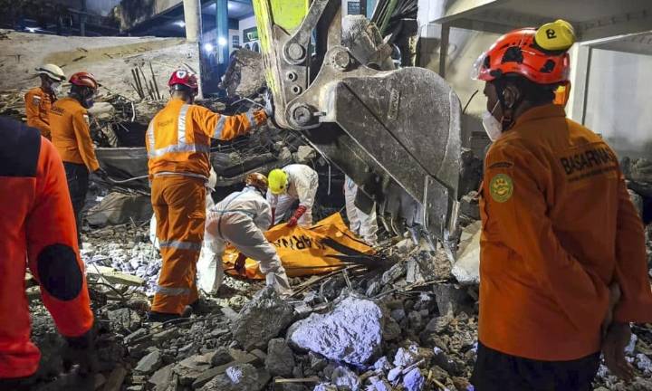 Indonesia termina las tareas de búsqueda en internado derrumbado con más de 60 fallecidos