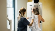 Pacientes de Andalucía denuncian retrasos en la detección de su cáncer de mama y la Junta habla de "casos aislados"
