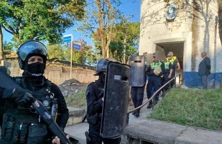 Trasladaron a 19 internos de comisarías a Benjamín Paz