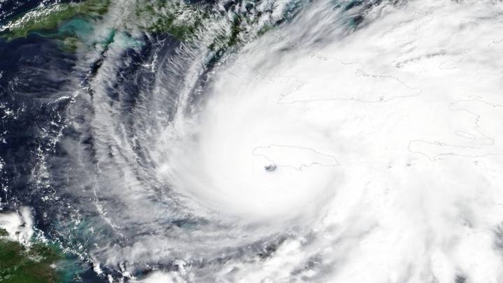 Huracán Melissa se debilita y llega a Cuba en categoría 3, pero sigue siendo peligroso