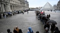 Detenidos y enviados a prisión provisional dos sospechosos por el robo del Louvre de París