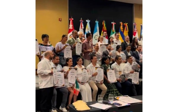 Regidores asisten a congreso en Cancún