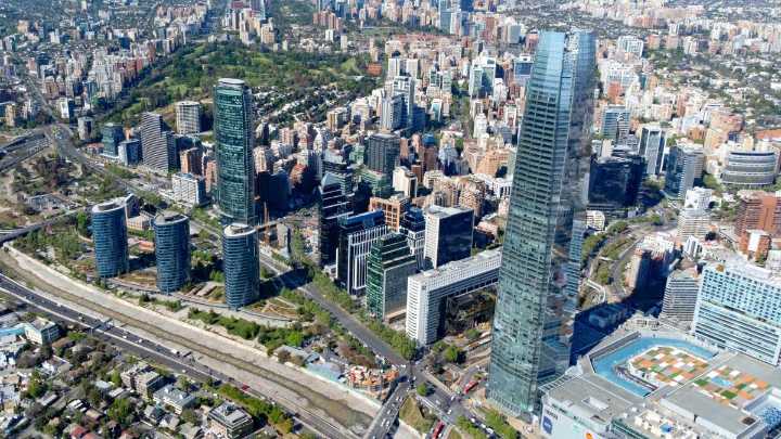 Chile entró al top 50 del mundo en riqueza financiera: Alcanzó primer lugar en América Latina superando a México y Brasil