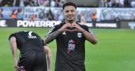 Riestra empató con el campeón y sigue como líder