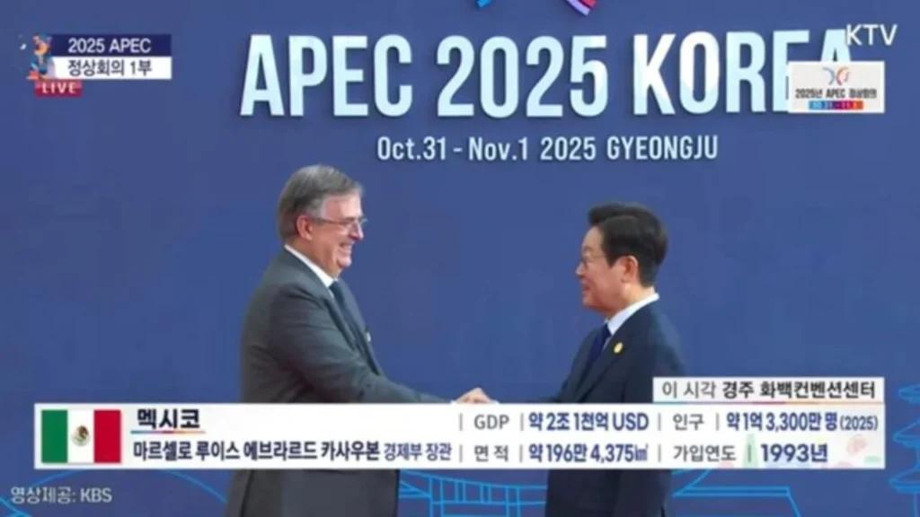 Marcelo Ebrard y Lee Jae-myung intercambian saludo durante cumbre