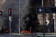 Nueva jornada de manifestaciones con barricadas de los portuarios en Valparaíso
