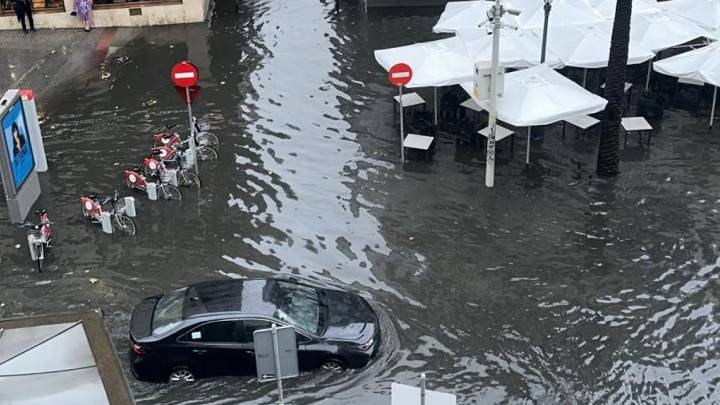 Calles anegadas, vecinos rescatados, transporte público suspendido... Las lluvias torrenciales se ceban con Sevilla